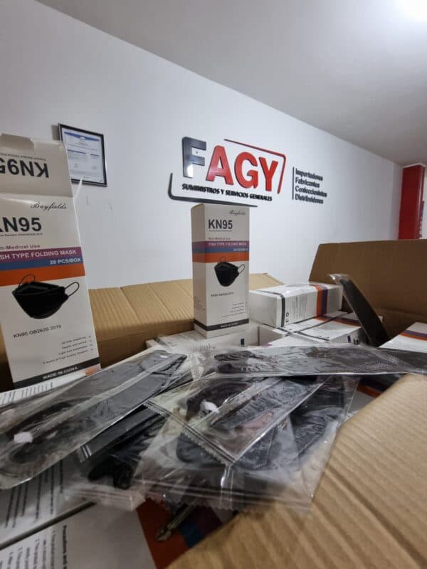 Calzado de seguridad y ropa industrial en la tienda de FAGY Perú