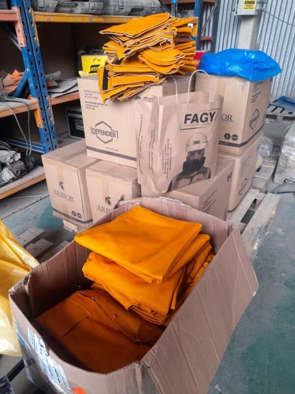 Equipos de protección personal almacenados en el depósito de FAGY Perú