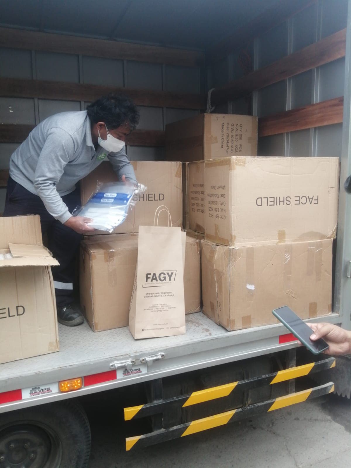 Despacho de pedidos de EPP en el almacén de FAGY Perú
