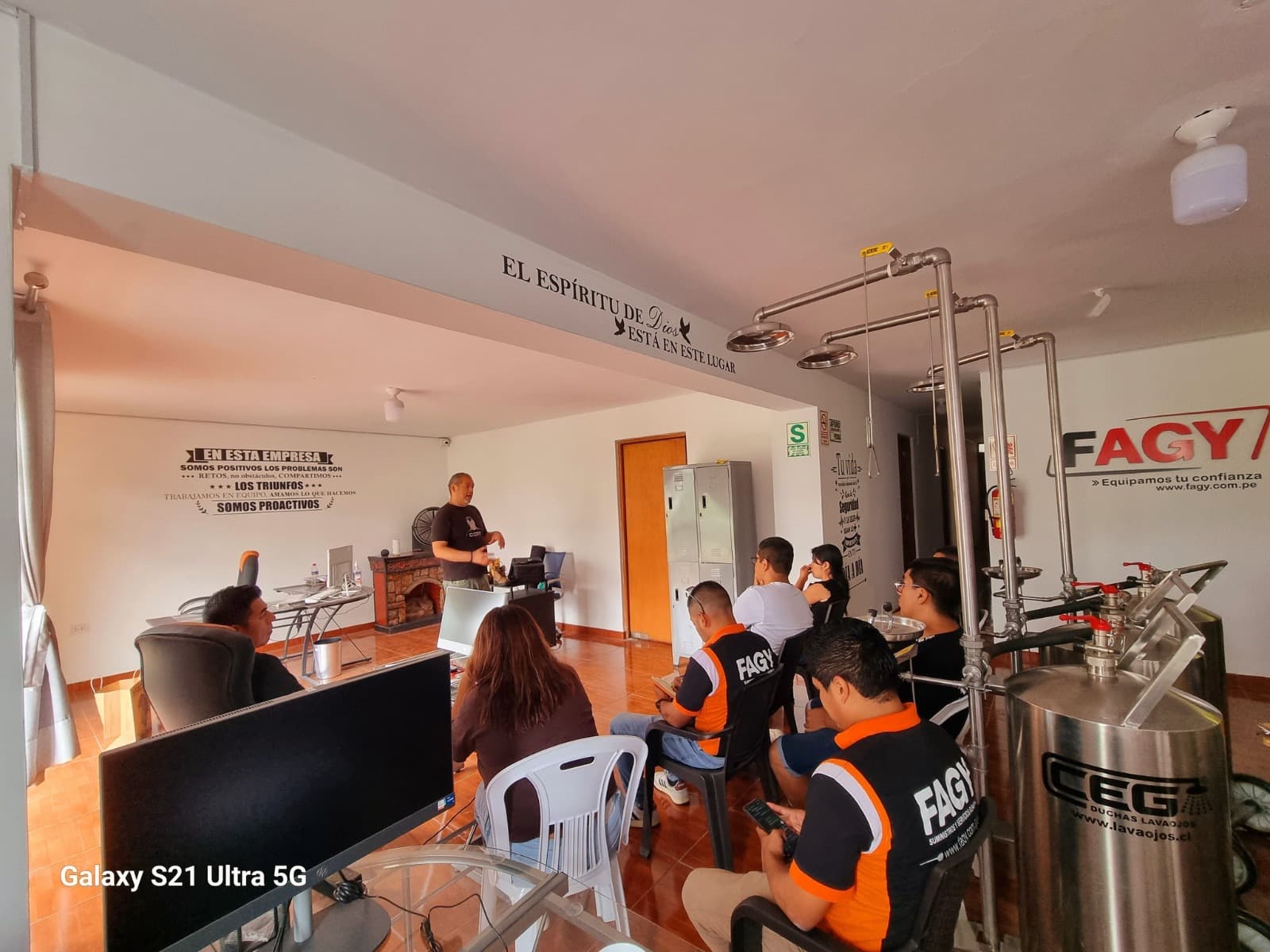 Entrega de equipos de protección personal a una empresa cliente
